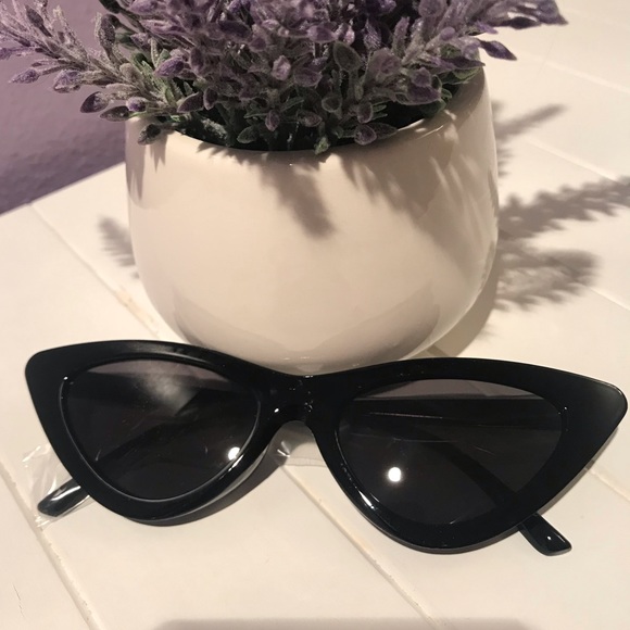 New! Black Cat-eye Sunglasses - Picture 5 of 5